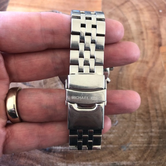 Michael Kors silver/mother of pearl, water resistant, extra links & new battery. - Picture 5 of 6